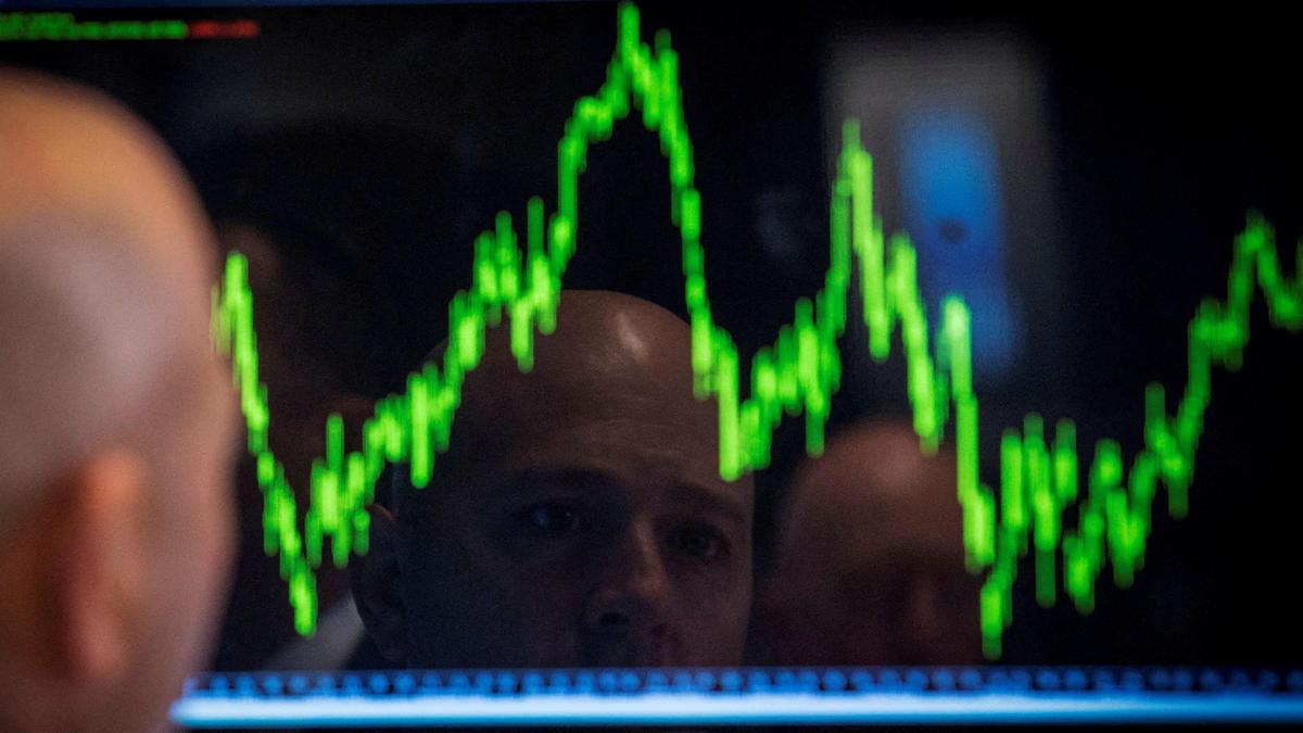 Stock markets decline in early trade on foreign fund outflows