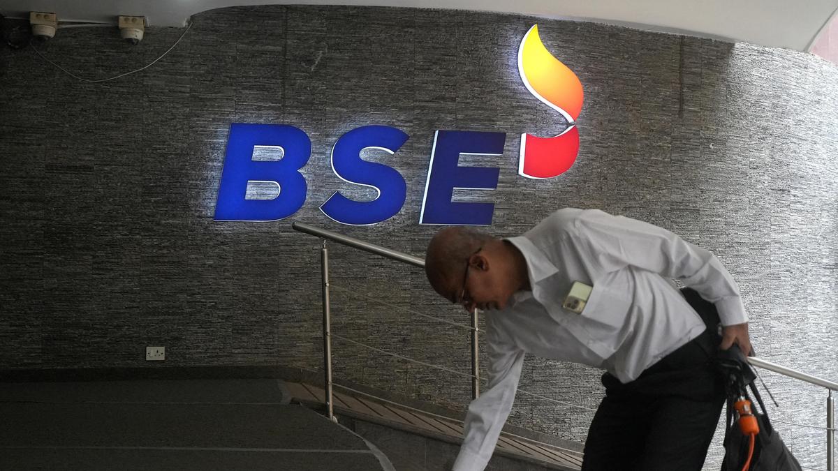 Markets fall for fourth straight day as Sensex plunges 780 points on trade fears